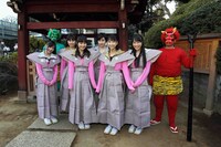 裃姿でおめかししたももいろクローバー。鬼と一緒に記念撮影。