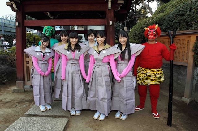 裃姿でおめかししたももいろクローバー。鬼と一緒に記念撮影。