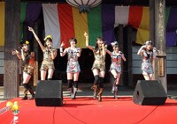 花道を使ったパフォーマンスで参拝客を魅了したももいろクローバー。