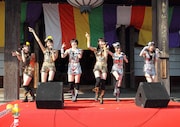 花道を使ったパフォーマンスで参拝客を魅了したももいろクローバー。
