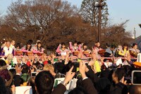 豆をまくももいろクローバー。