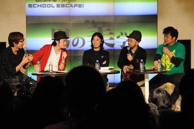 「男の美学『マニアックシンポジウム ーロマンー』」でそれぞれの美学を披露する男たち（撮影：中嶌英雄）。