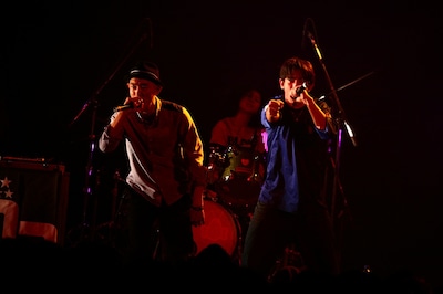 MCでは自分たちの復活のことだけでなく、ストレイテナーの新譜も熱烈アピールしたsmorgas（撮影：橋本塁）。