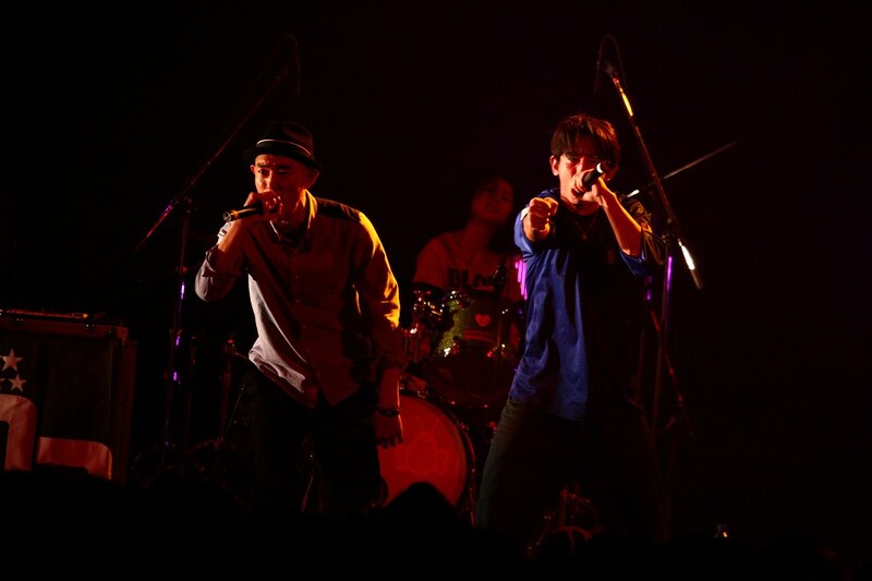 MCでは自分たちの復活のことだけでなく、ストレイテナーの新譜も熱烈アピールしたsmorgas（撮影：橋本塁）。