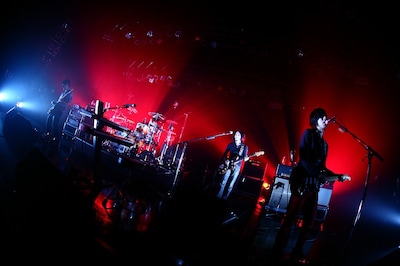 「ゲストにsmorgasを迎えてめちゃめちゃ（気持ちが）アガってます。でも落ち着いて自分の仕事もしないと……」と語り観客を笑わせたホリエアツシ（写真右）。中盤には来門との微笑ましいエピソードも披露した（撮影：橋本塁）。