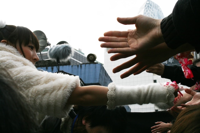 先頭にいる女性ファンにチョコを手渡すほっちゃん。