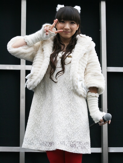 天使の笑顔でピースサインを決めるほっちゃん。