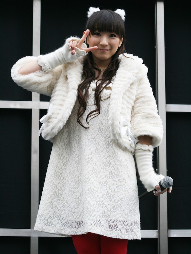 天使の笑顔でピースサインを決めるほっちゃん。