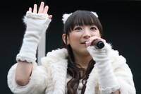 観客の熱い「ほっちゃーん！」コールに笑顔で応えるほっちゃん。