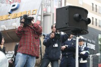 おまわりさんも興味津々だ。