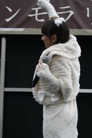 おまわりさんに手を振るほっちゃん。