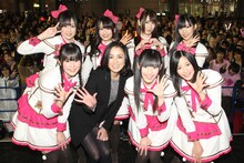 国生さゆり（写真前列左から2番目）を囲み、記念撮影をする渡り廊下走り隊7。