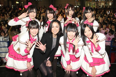 国生さゆり（写真前列左から2番目）を囲み、記念撮影をする渡り廊下走り隊7。