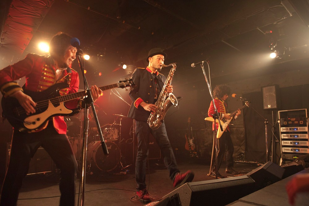 ザ・キャプテンズとAZU（GELUGUGU）。