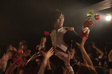 バラを撒きながら登場する傷彦。