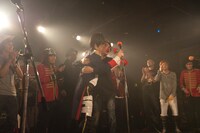 ゲストと抱き合う傷彦。