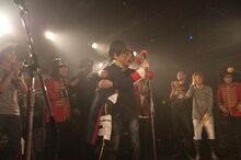 ゲストと抱き合う傷彦。