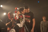 ゲストと抱き合う傷彦。