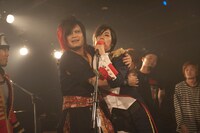 ゲストと抱き合う傷彦。