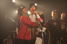 ゲストと抱き合う傷彦。