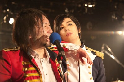 写真はワンマンライブ「10th Anniversary 7DAYS☆失神天国」の模様。左がテッド（B）で右が傷彦（Vo, G）。