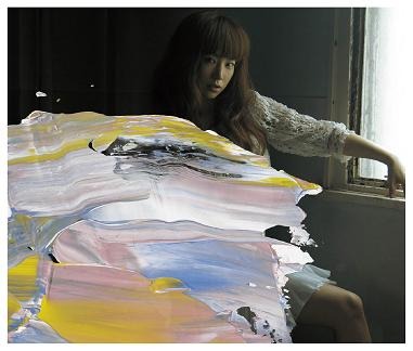写真はシングル「ひみつ」初回限定プレス分ジャケット。