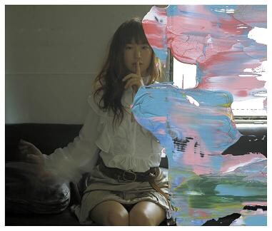 写真はシングル「ひみつ」通常盤ジャケット。