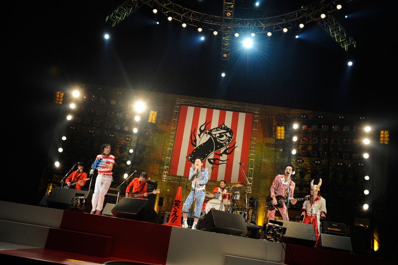 今週の人気の画像8位は、「グループ魂初武道館公演で見せた“おもしろの彼方”」より、ライブオープニングにおけるグループ魂。（Photo by 緒車寿一）