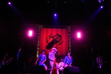 「職務質問」を披露するグループ魂。破壊（写真中央）のキレのあるダンスに観客は大きな拍手と爆笑を送った。（Photo by 緒車寿一）