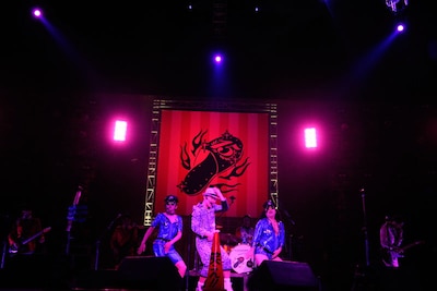 「職務質問」を披露するグループ魂。破壊（写真中央）のキレのあるダンスに観客は大きな拍手と爆笑を送った。（Photo by 緒車寿一）