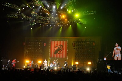 「Over 30 Do The 魂」を演奏するグループ魂。港カヲル（写真左から4番目）のヒモパン姿がまぶしい。（Photo by 緒車寿一）