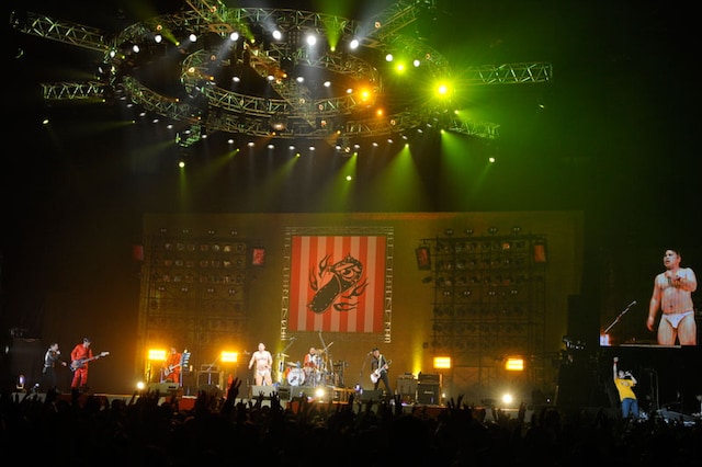 「Over 30 Do The 魂」を演奏するグループ魂。港カヲル（写真左から4番目）のヒモパン姿がまぶしい。（Photo by 緒車寿一）