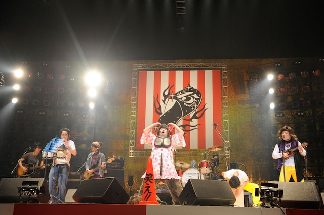 「いわきアンモナイト音頭 ～いわき兄弟～」を披露するしにものぐるい＋α。写真左から遅刻、バイト君、もーやん、ゆっこ、暴動、便所石鹸。ゆっこはたびたび「ゴリラじゃないんですけどね」と主張していたが、どう見てもゴリラだ。（Photo by 緒車寿一）