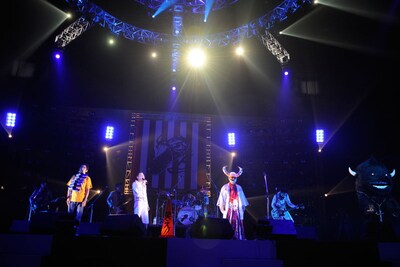 「べろべろ」を演奏するグループ魂。この曲で、武道館はこの日一番の感動に包まれた。（Photo by 緒車寿一）