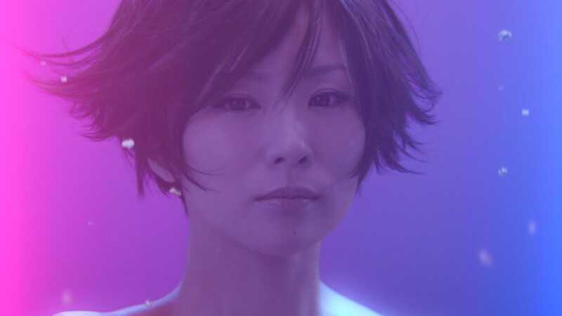 写真は「ウォータリングキスミントガム」新CM「インザウォーター」編の1シーン。