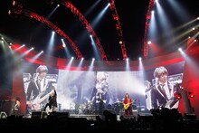 GLAYは3月9日にコンセプトベストアルバム2作品を同時リリース。7月には幕張メッセでファンクラブ限定ライブを行う（写真は2月6日のライブの模様）。