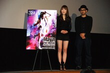 シネマサンシャイン池袋のスクリーン前に登壇したMay'n（写真左）と須永秀明監督（右）。
