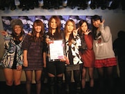 高校生時代はハンドボールに捧げた体育会系少女で、U-16日本代表に選ばれるほどの実力の持ち主だった真崎ゆか（写真中央）。