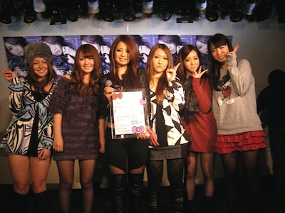 高校生時代はハンドボールに捧げた体育会系少女で、U-16日本代表に選ばれるほどの実力の持ち主だった真崎ゆか（写真中央）。