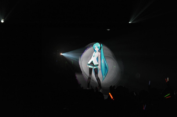 今週の人気の画像3位は、「初音ミク＆鏡音リンも登場『ニコニコ大会議』大団円」より、初音ミク。