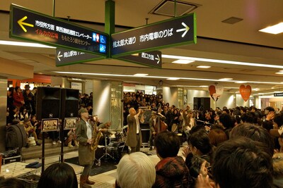 先週末広島と岡山でストリートライブを開催したPE'Z。どちらも大勢のオーディエンスが集まり、ライブは大盛り上がりとなった。