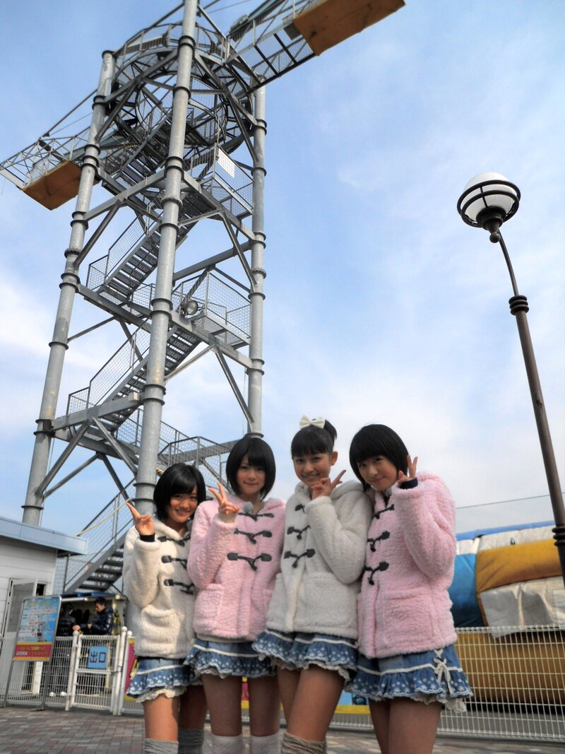 バンジージャンプを前に記念写真。なお、スマイレージは番組放送日の2月9日にニューシングル「ショートカット」をリリースする。