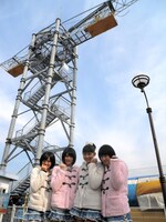 バンジージャンプを前に記念写真するスマイレージ。