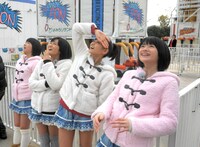 高さ22メートル、ビル7階に相当するバンジージャンプ台を見上げ、言葉を失うスマイレージ。