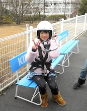 バンジージャンプの準備をする福田花音。