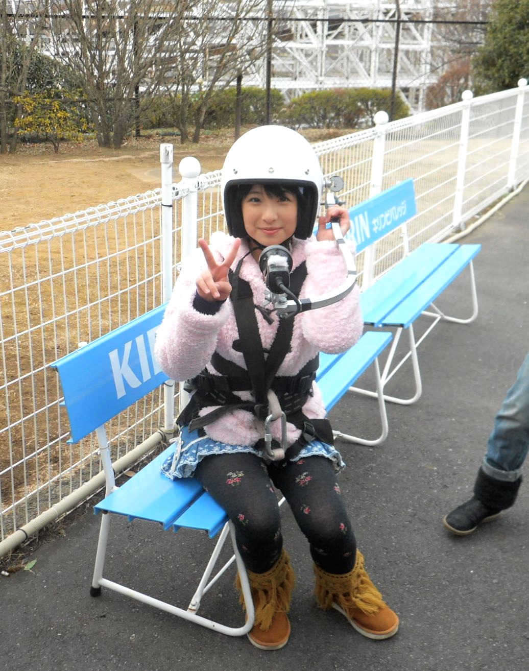 バンジージャンプの準備をする福田花音。
