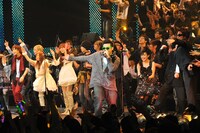 今週の人気の画像9位は、「初音ミク＆鏡音リンも登場『ニコニコ大会議』大団円」より、イベントフィナーレの模様。