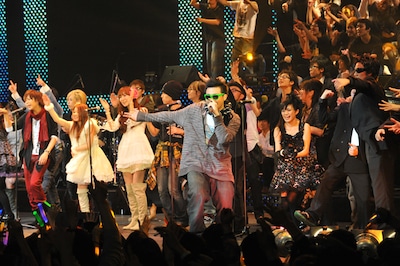 写真はフィナーレの模様。