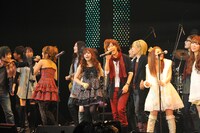 写真はフィナーレの模様。