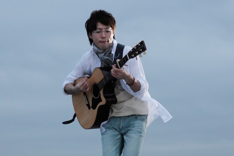 本日2月23日にニューシングル「福笑い / 現実という名の怪物と戦う者たち」をリリースした高橋優。